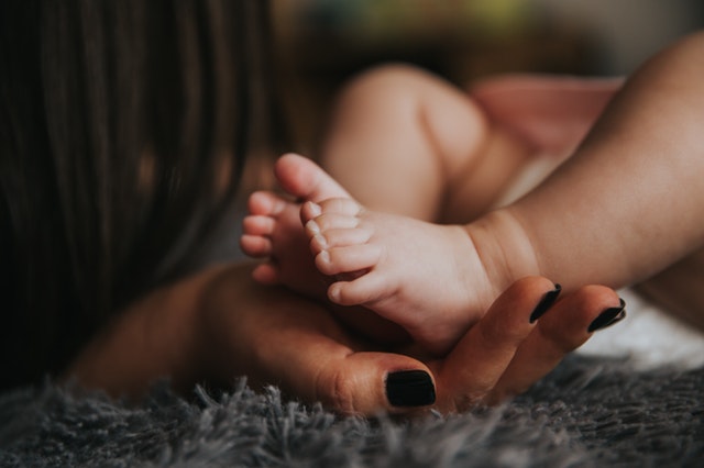 baby-barefoot-blur-415824